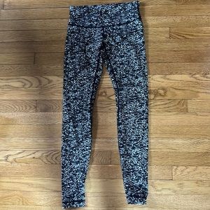 Lululemon Wunder Under Mid rise 25” leggings, size 4, black and white